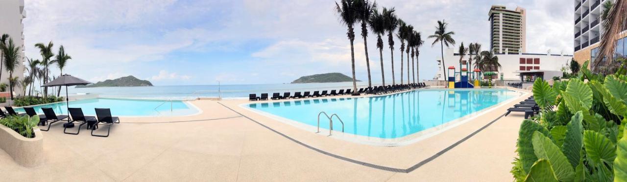 Viaggio Resort Mazatlán Exterior foto The swimming pool at the resort