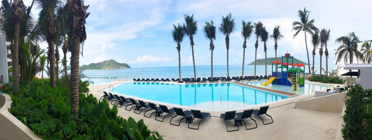Viaggio Resort Mazatlán Exterior foto Pool at the resort