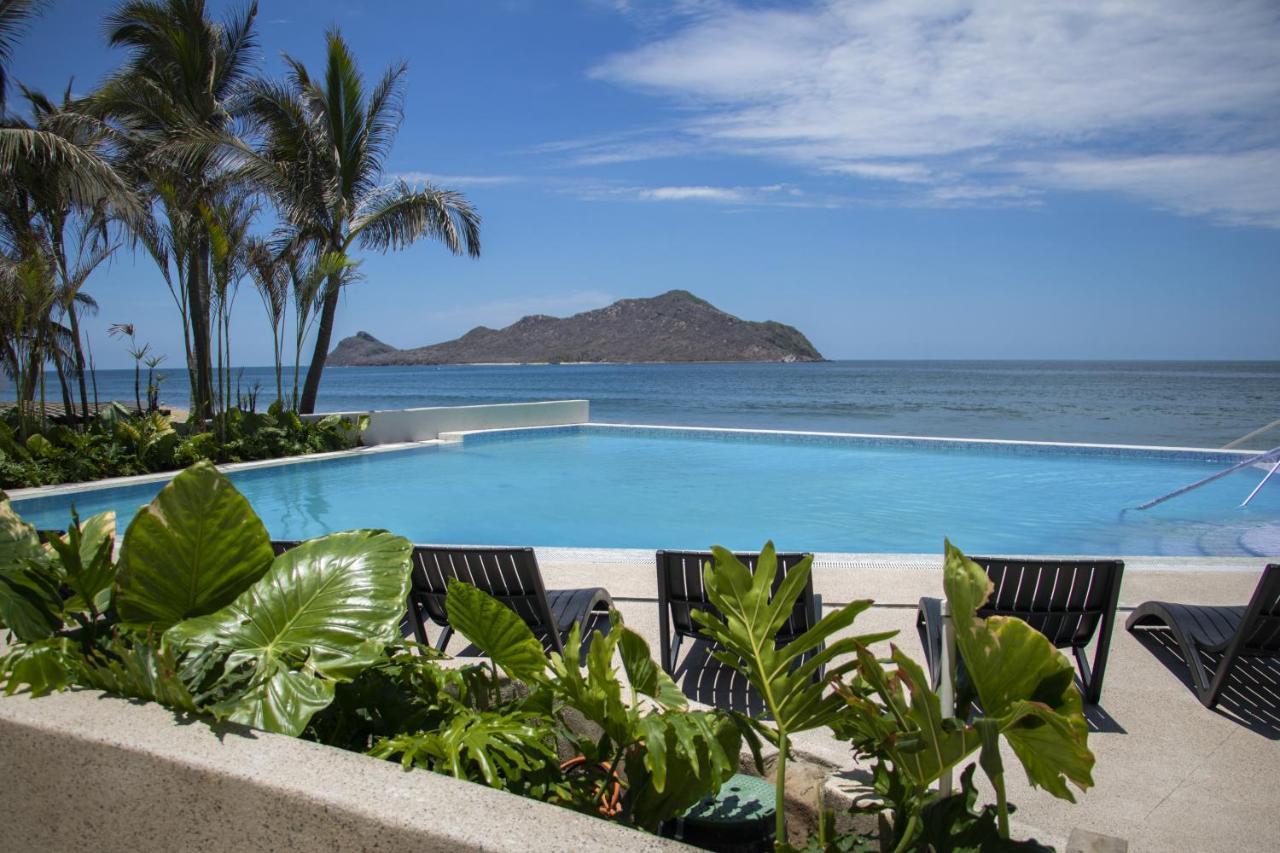 Viaggio Resort Mazatlán Exterior foto View of the Bay of Conchas, with the island of San Cristóbal in the background.