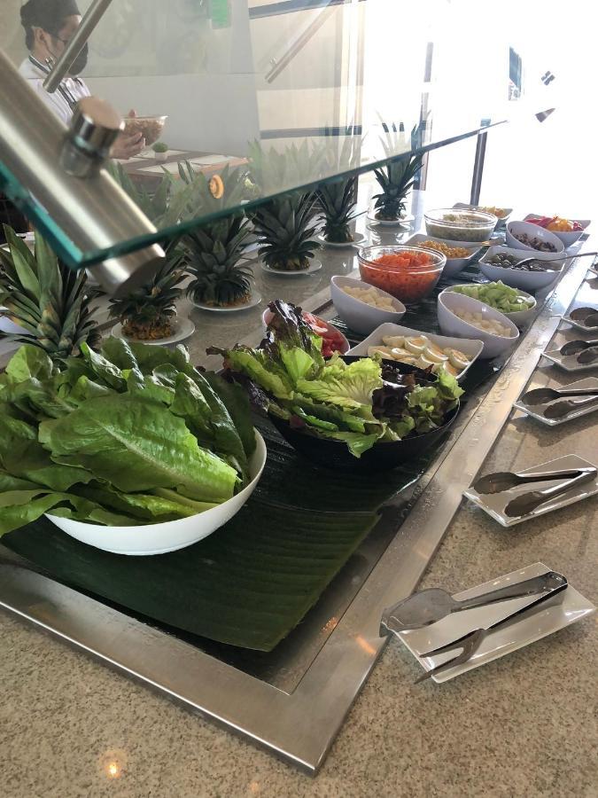 Viaggio Resort Mazatlán Exterior foto A salad bar