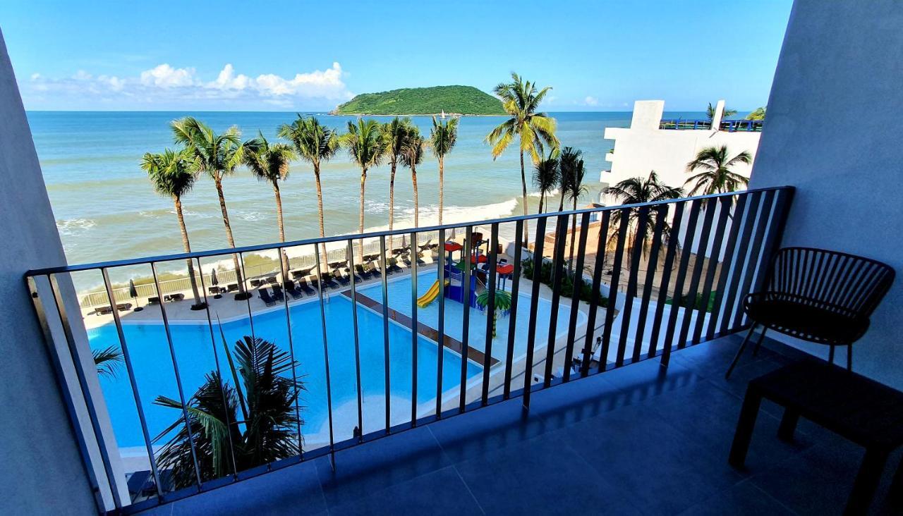 Viaggio Resort Mazatlán Exterior foto View of the beach from the hotel