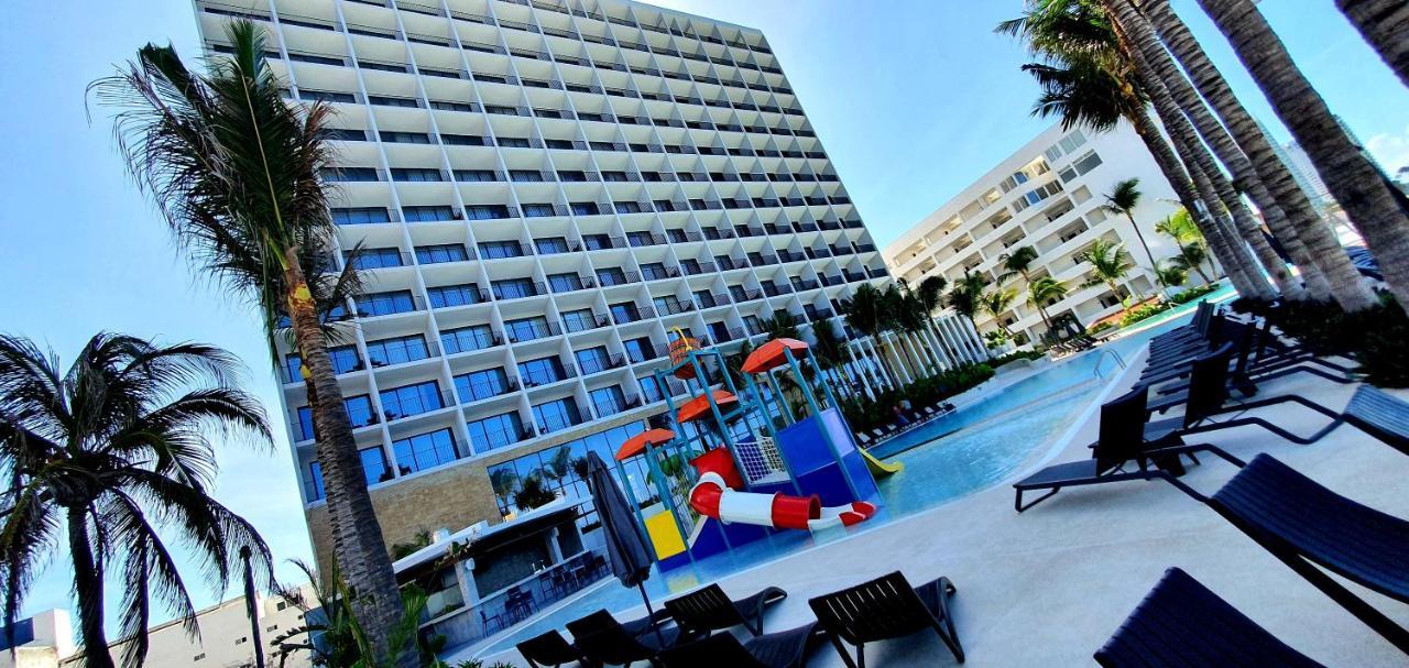 Viaggio Resort Mazatlán Exterior foto The hotel's pool