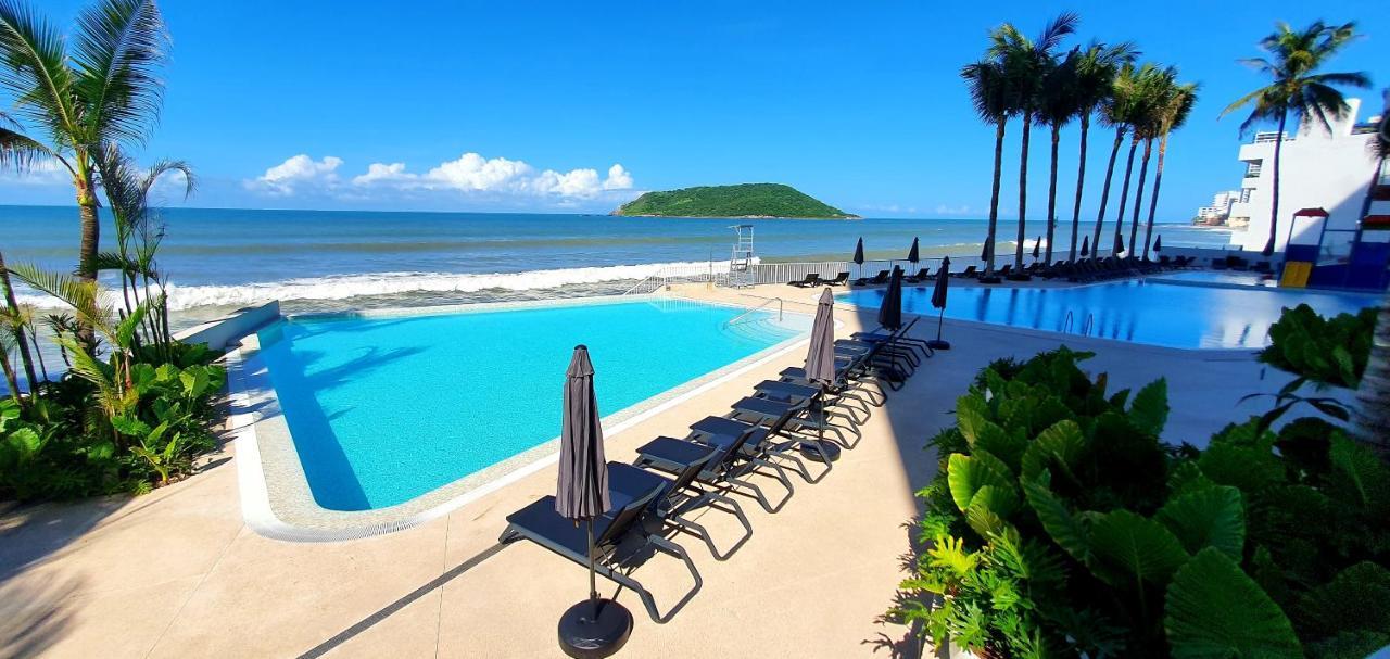 Viaggio Resort Mazatlán Exterior foto View of the beach and the island of Ko Kret