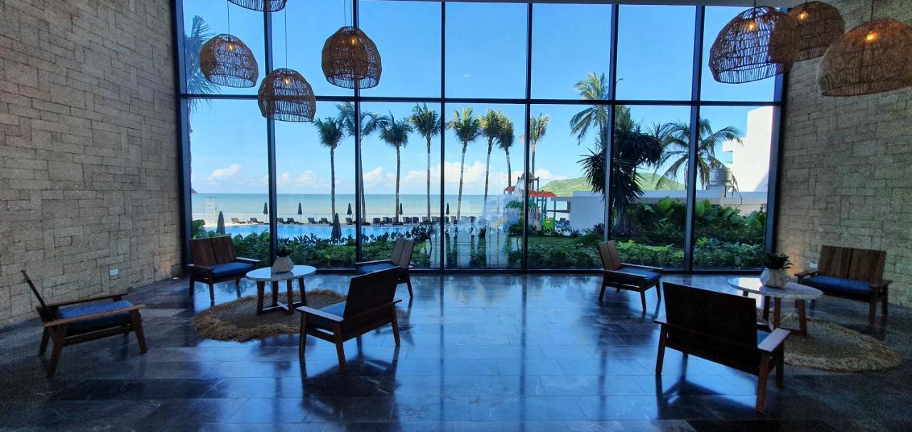 Viaggio Resort Mazatlán Exterior foto View of the beach from the lobby